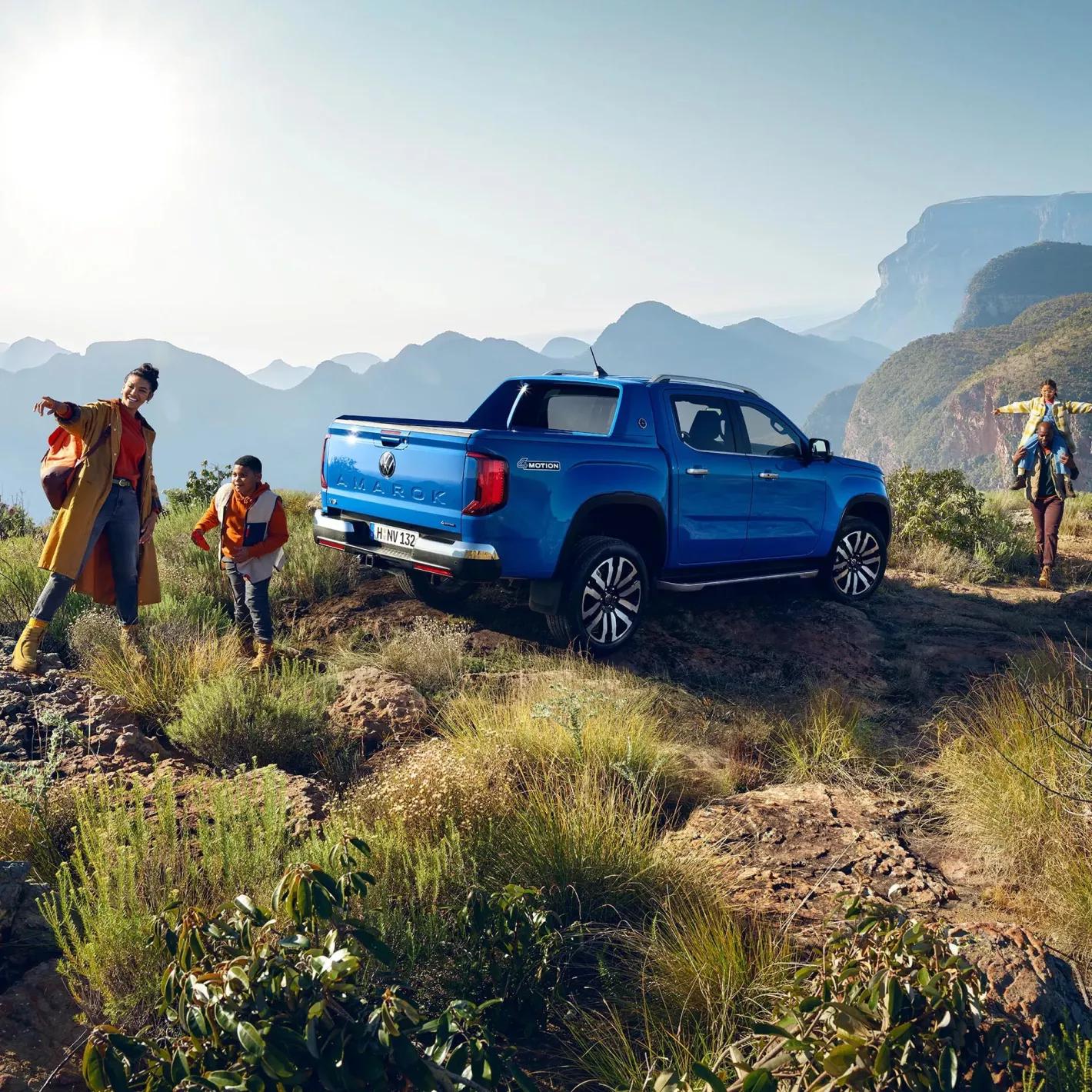 Volkswagen bedrijfsvoertuigen Amorak blauw achterkant op berg