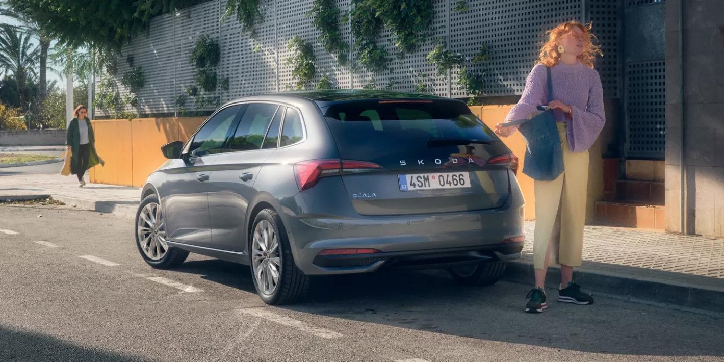 Skoda Scala achterkant grijs