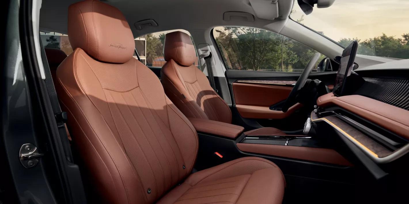 skoda superb limo l&k bruin interieur bruine zetels infotainment