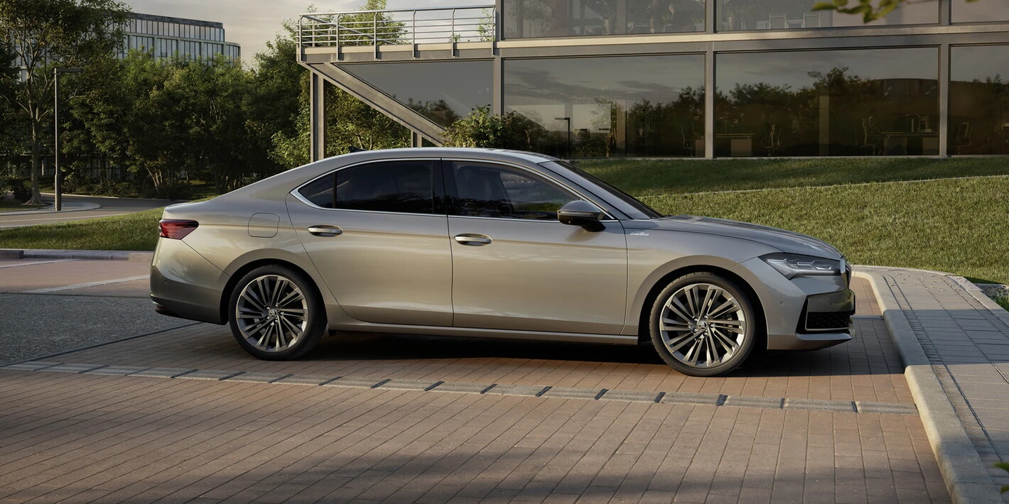 skoda superb limo l&k grijs exterieur zijaanzicht