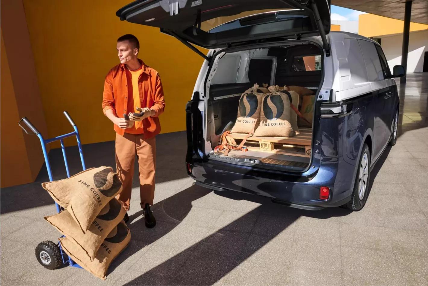 Volkswagen bedrijfswagen ID Buzz Cargo wit en blauw achterkant