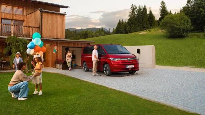 Volkswagen bedrijfsvoertuigen multivan eHybrid met gezin