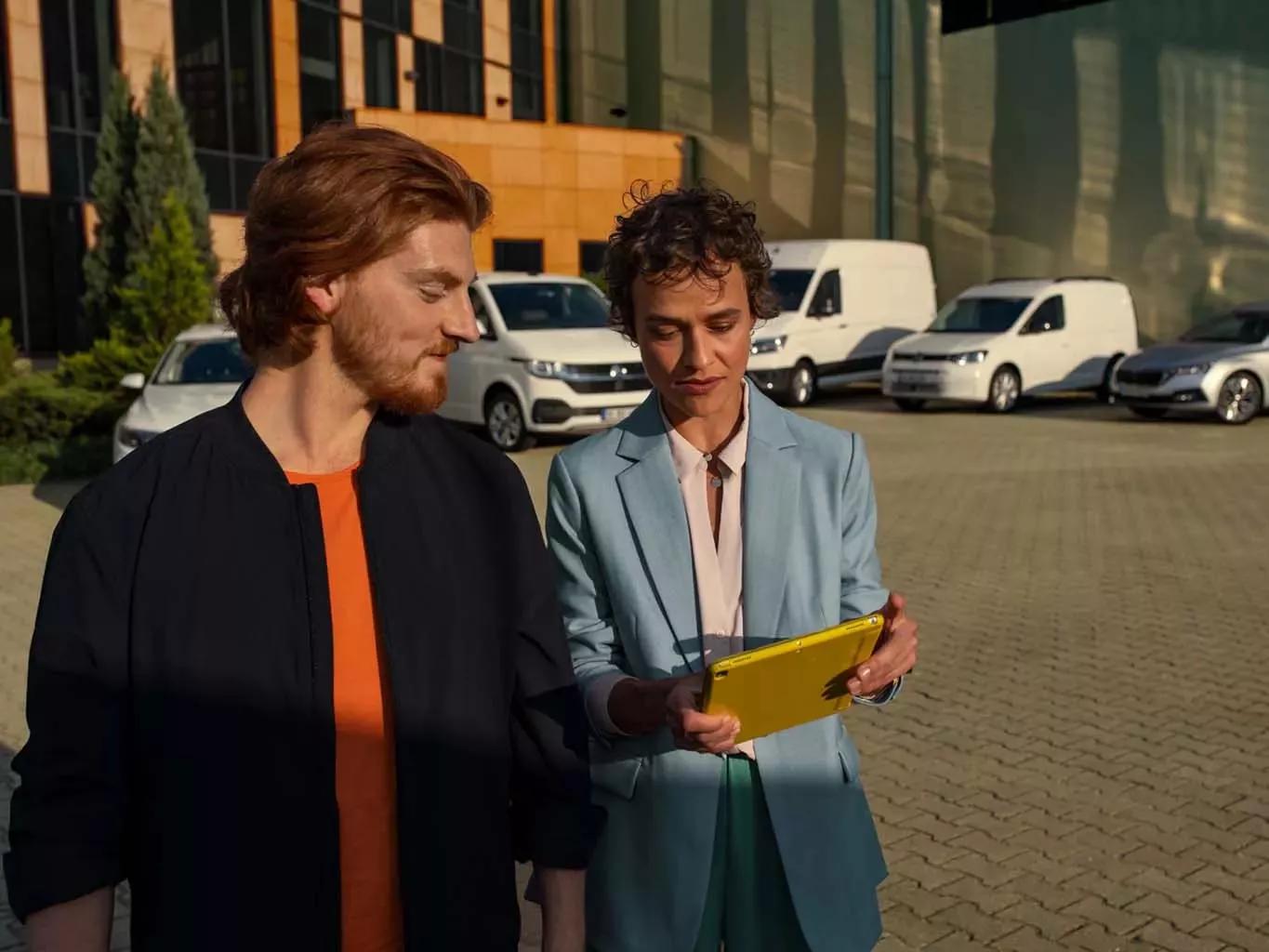2 personen bekijken een offerte voor een caddy cargo dubbele cabine