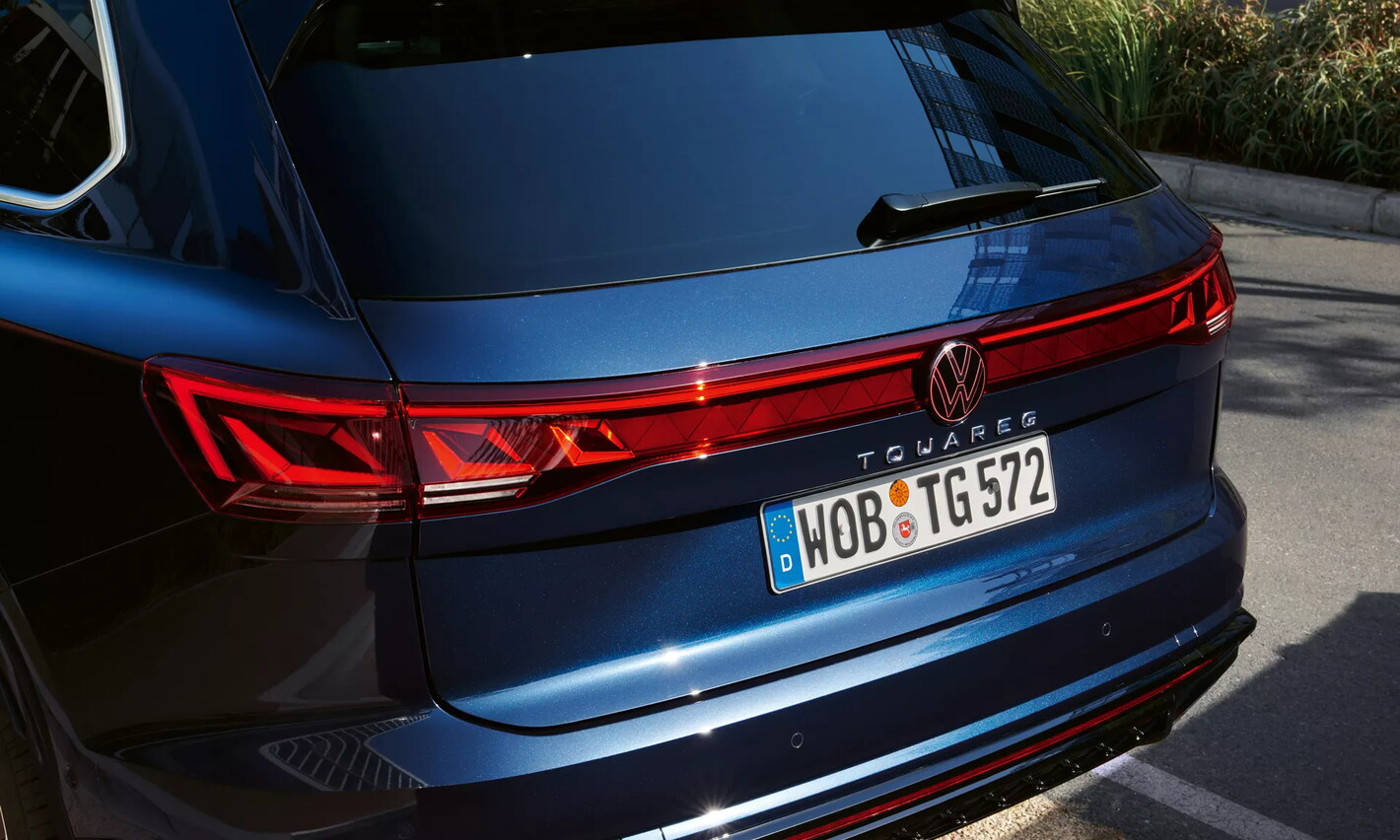 Achterkant blauwe Volkswagen Touareg