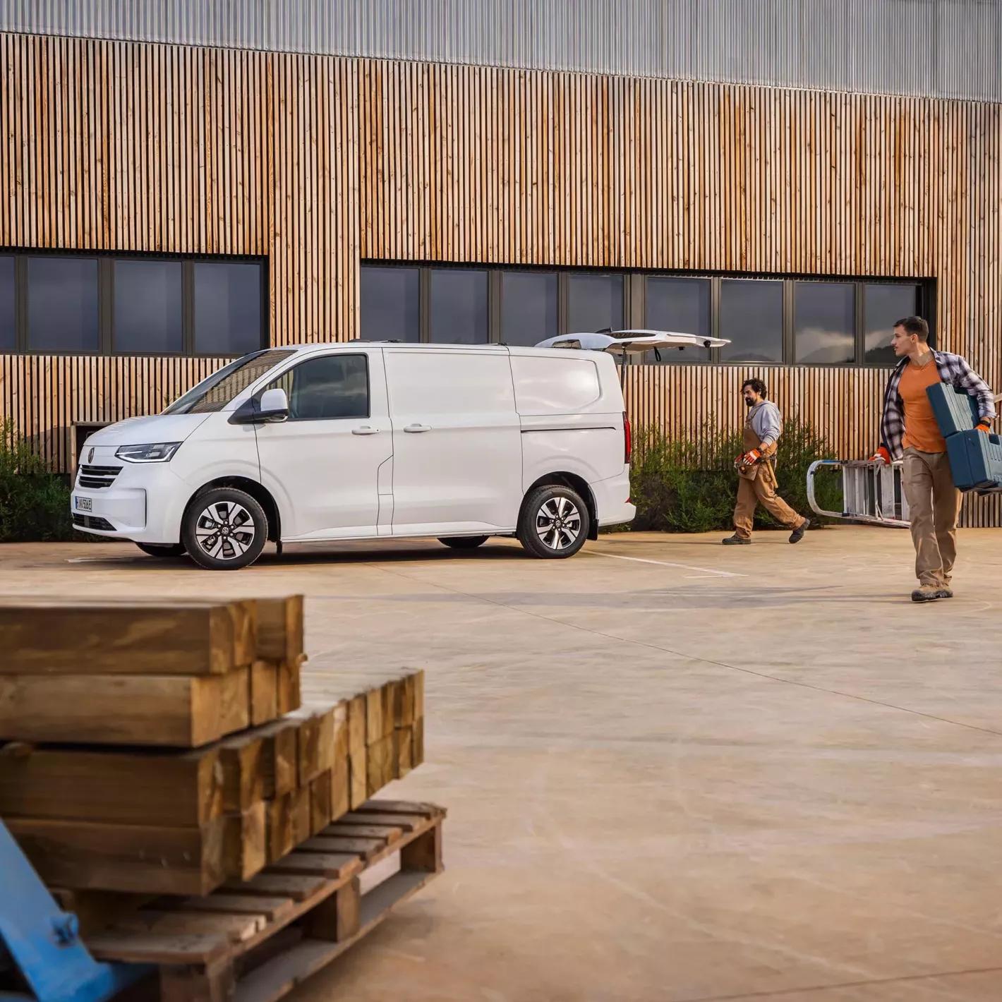 Witte Volkswagen Transporter met kofferbak open