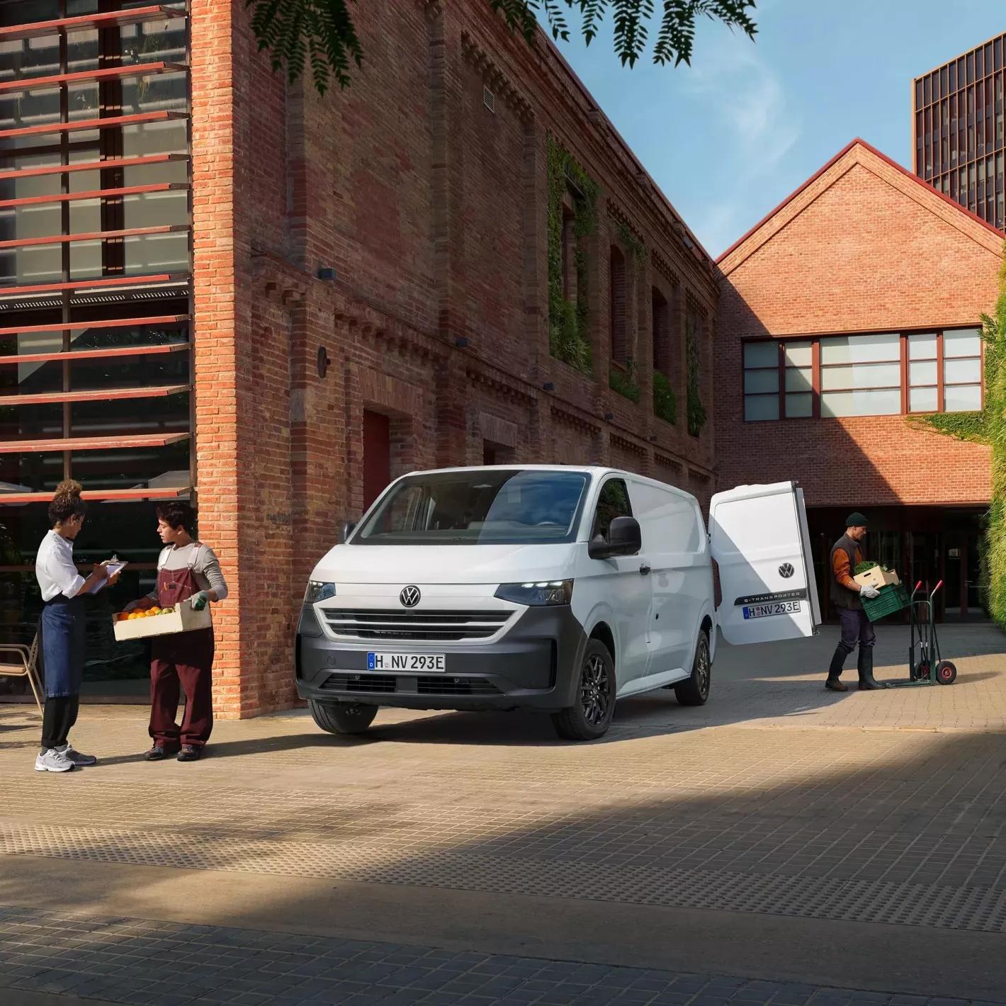 Witte Transporter vorkant aan het inladen